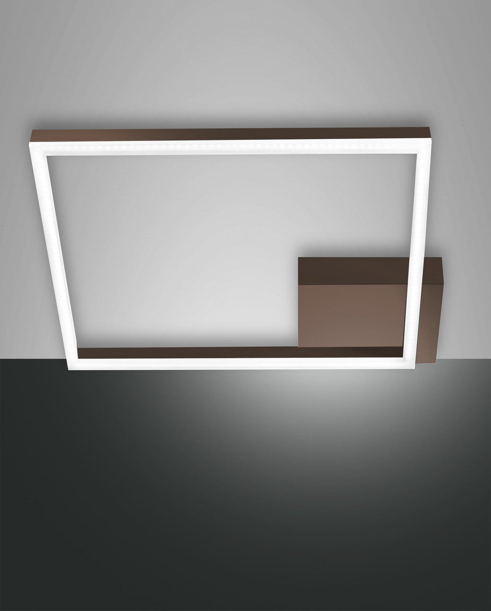 Plafonnier rectangulaire à cadre blanc et caisson brun rouille, vue de face sur fond neutre