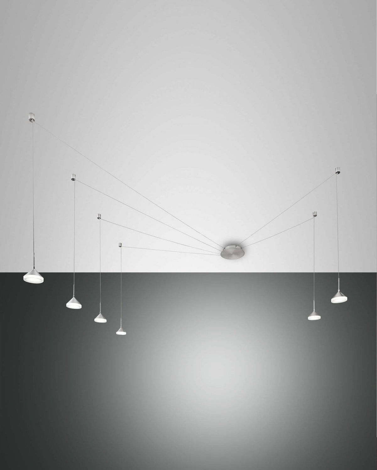 Suspension multiple à câbles rayonnants, sept diffuseurs coniques blancs suspendus sous plafond clair