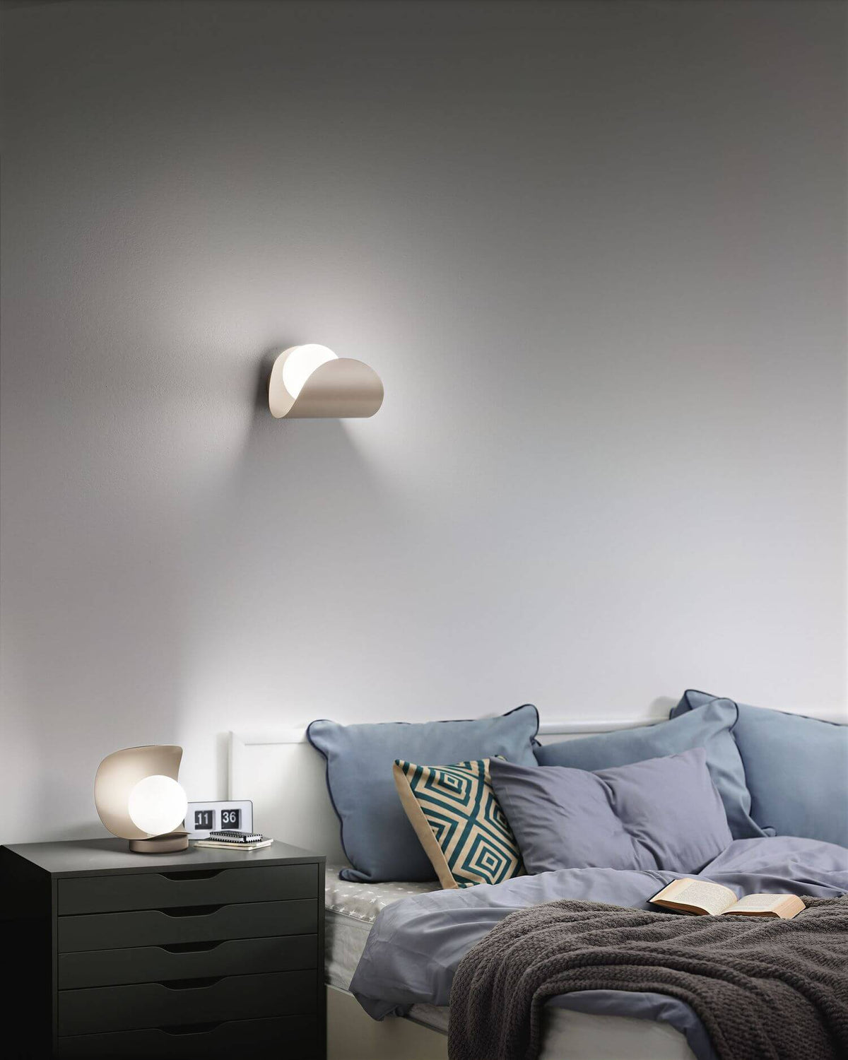 Mise en ambiance chambre avec lampe posée sur chevet et applique murale
