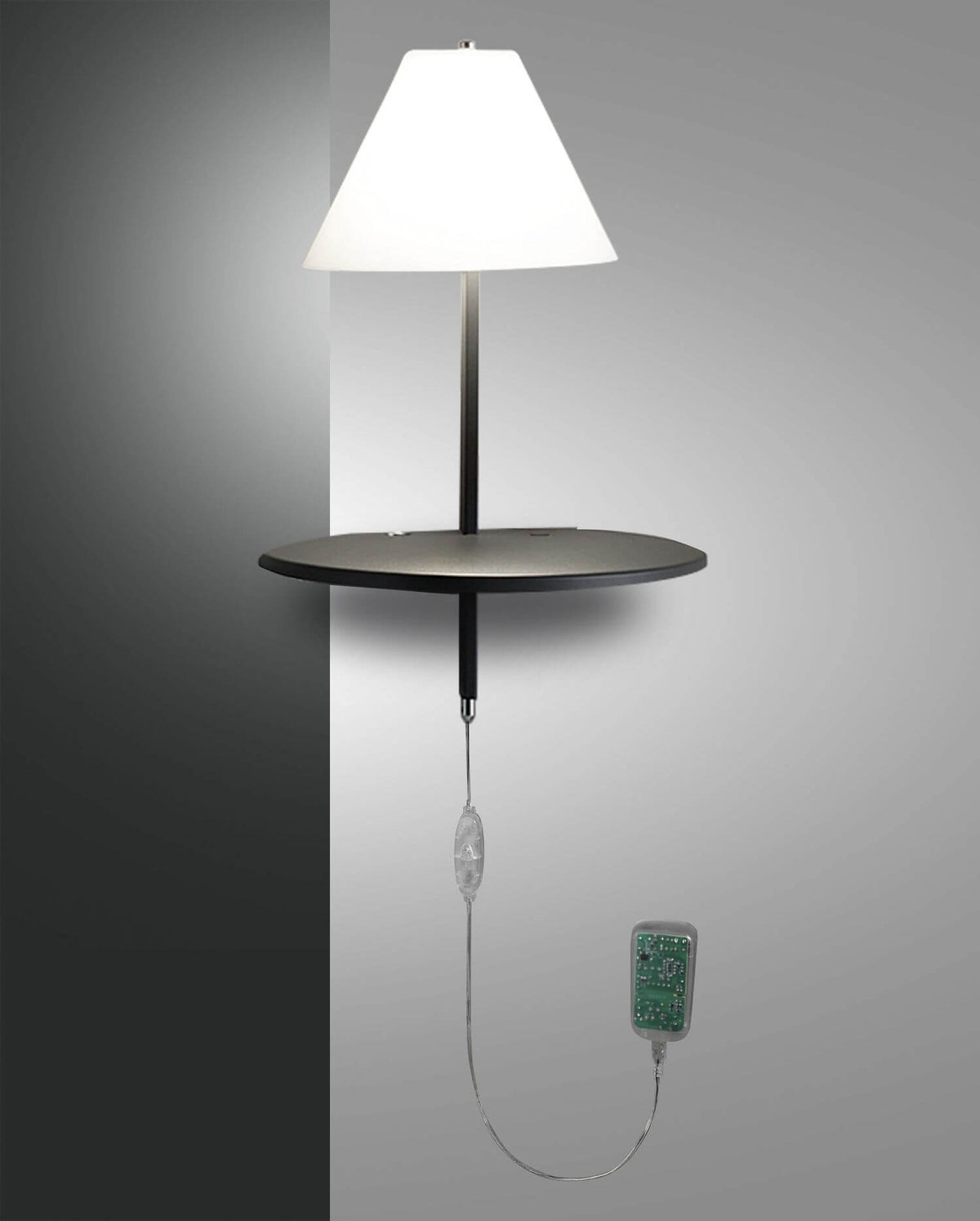 Vue de face du luminaire mural anthracite avec abat-jour conique blanc et tablette ronde