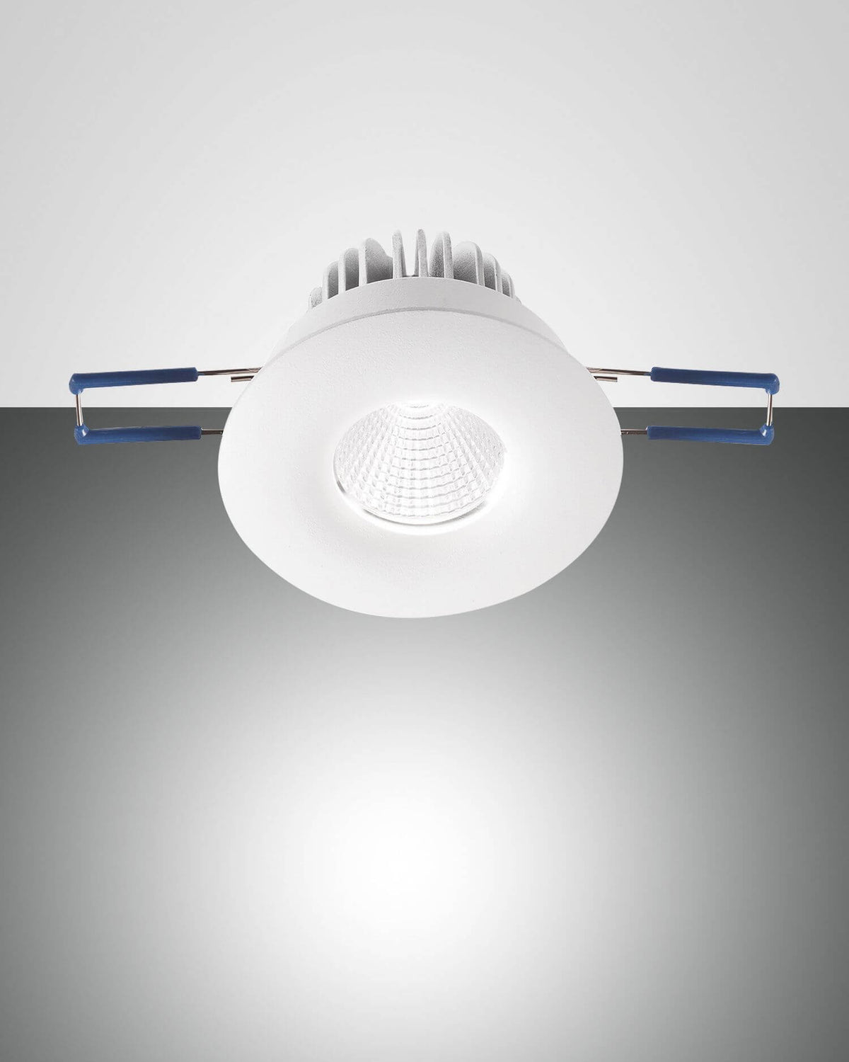 Spot encastrable blanc vu de face, ailettes et ressorts bleus, halo lumineux