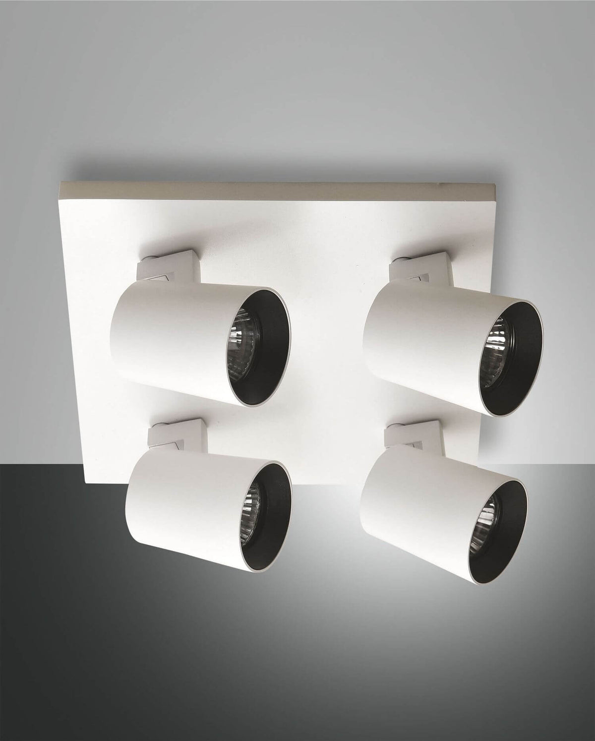 Spot blanc quatre lumières orientables, vue de face sur fond gris clair