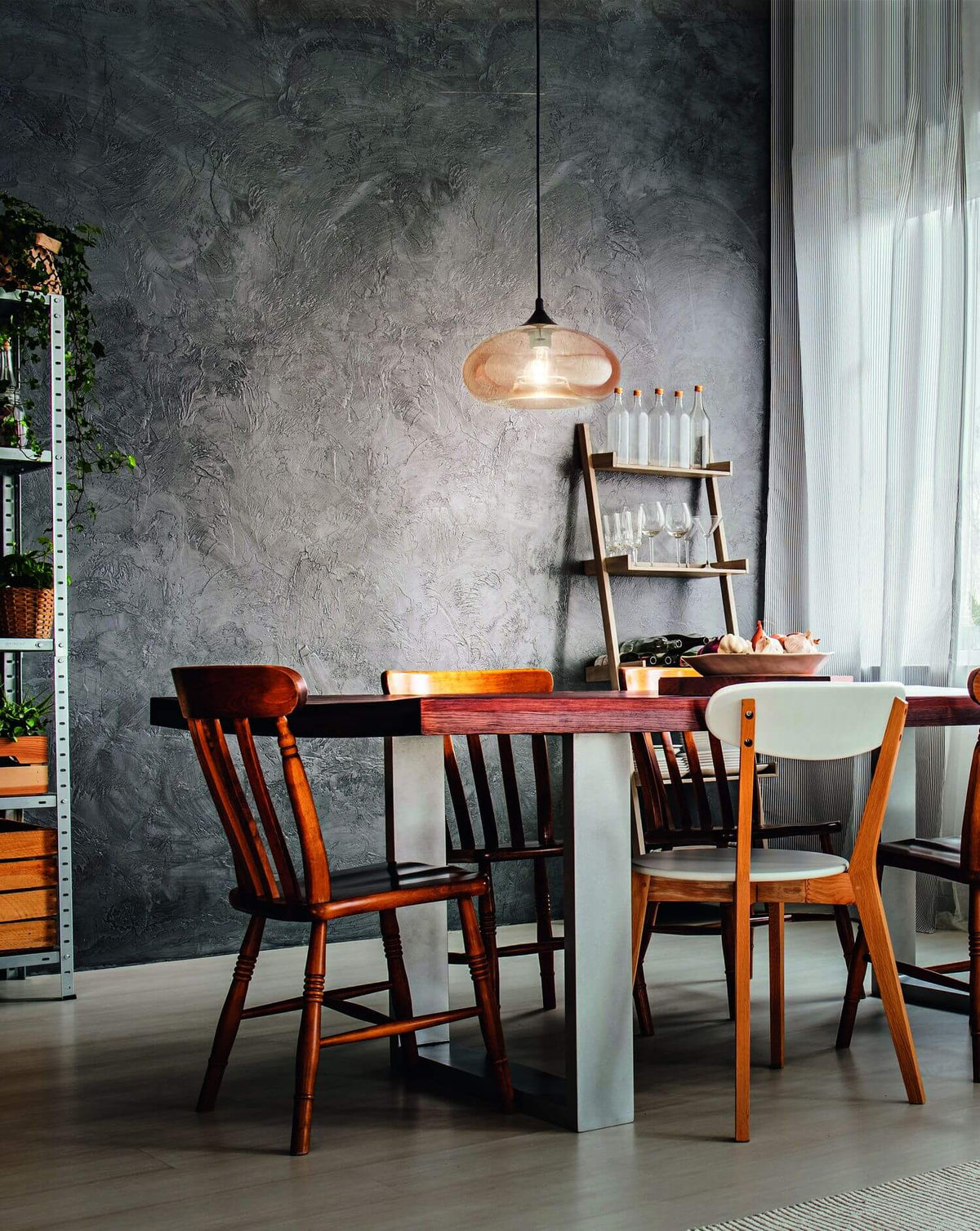 Mise en ambiance au-dessus d'une table en bois devant un mur texturé gris foncé