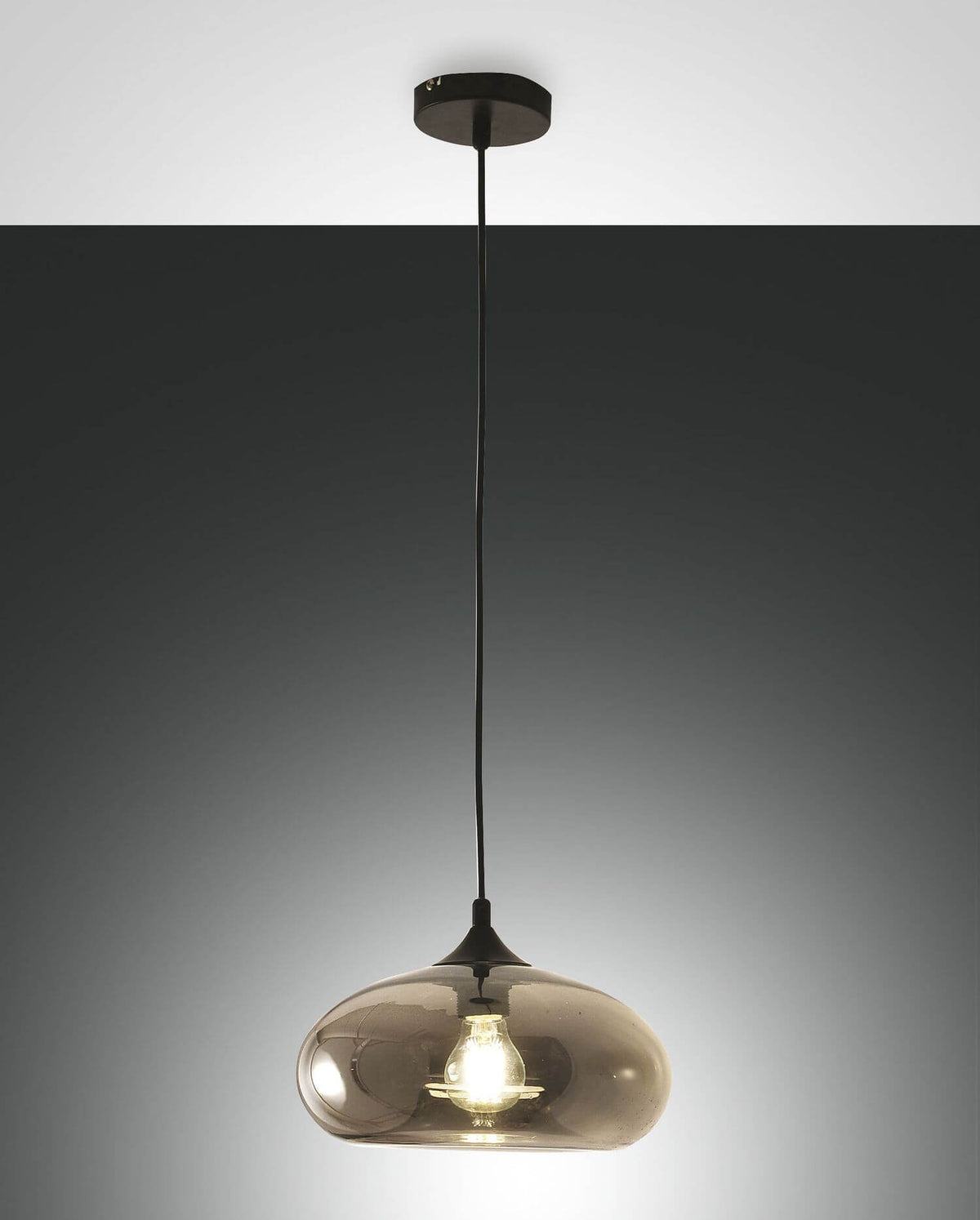 Suspension en verre fumé transparent avec ampoule visible et câble noir sur fond gris dégradé
