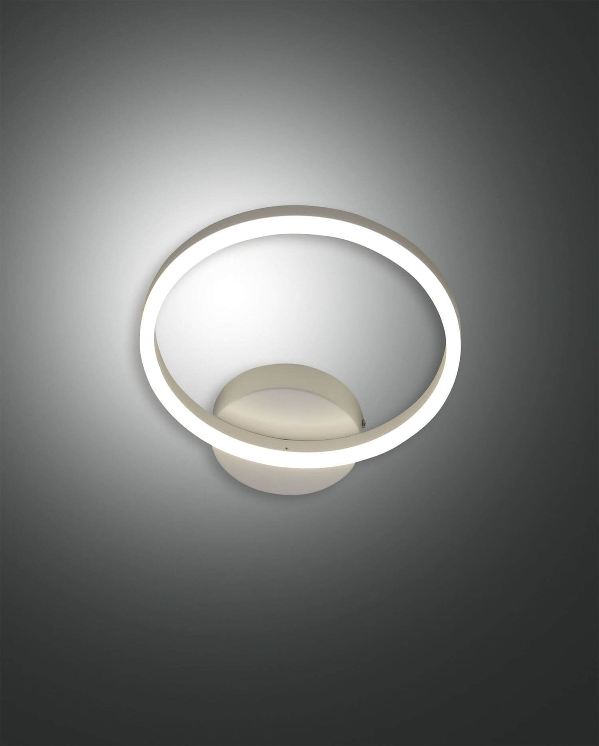 Applique murale blanche de face avec anneau LED lumineux et socle ovale central.