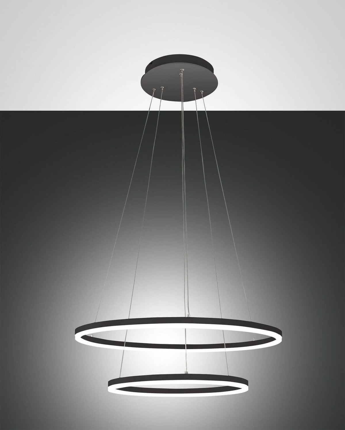 Suspension noire à deux anneaux LED superposés, vue de face sur fond gris dégradé
