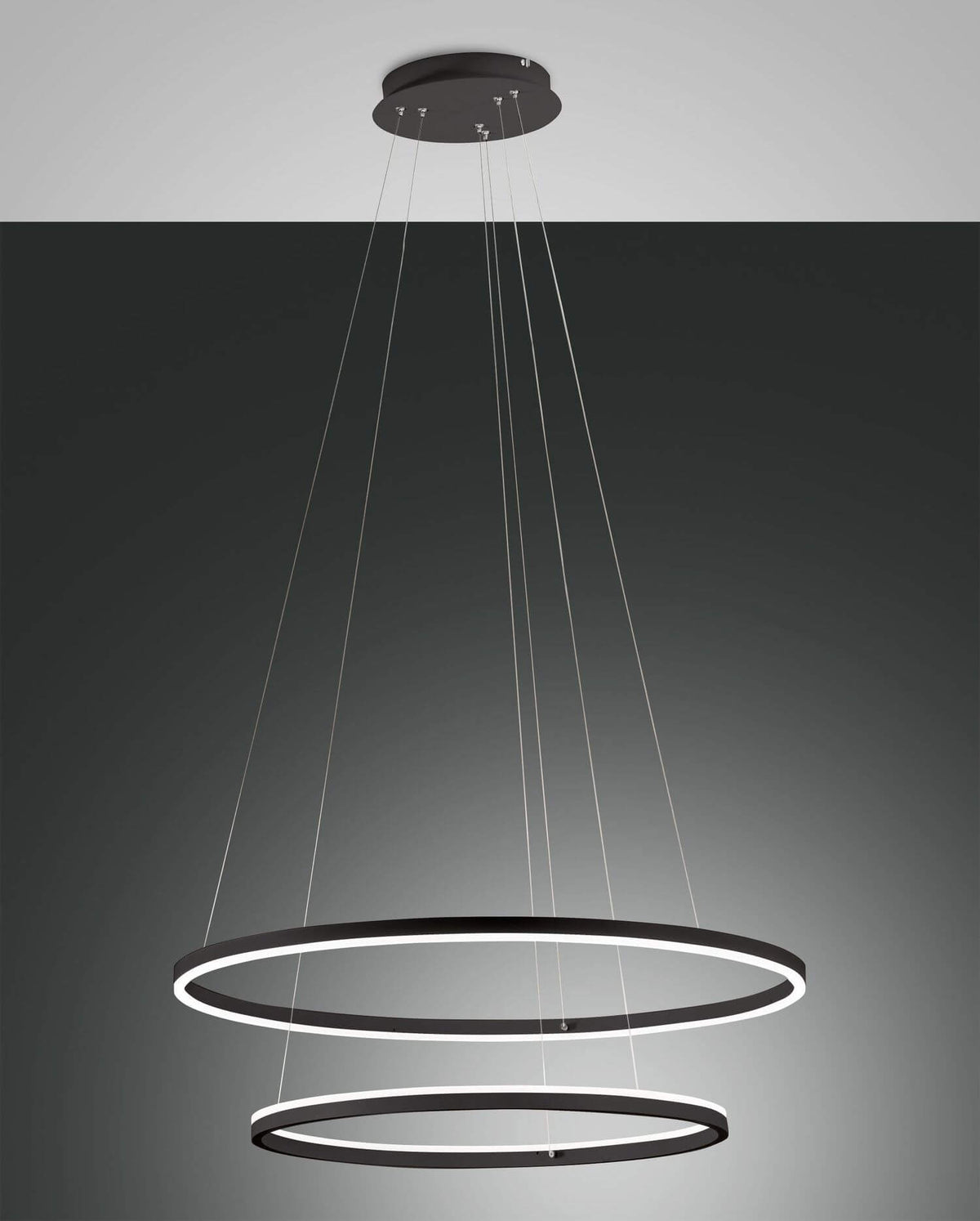 Suspension noire à deux anneaux LED allumés, vue de face sur fond gris dégradé