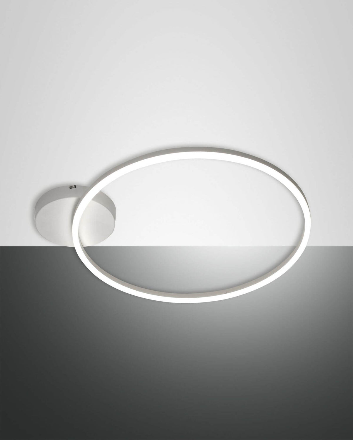 Plafonnier blanc en anneau lumineux fixé au plafond, vue de face sur fond gris.