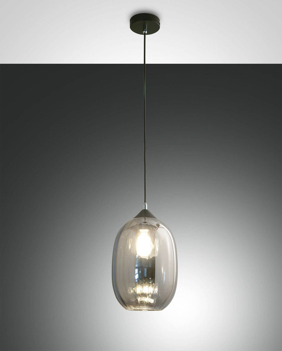 Suspension seule sur fond gris, abat-jour ovoïde en verre gris transparent et câble noir.