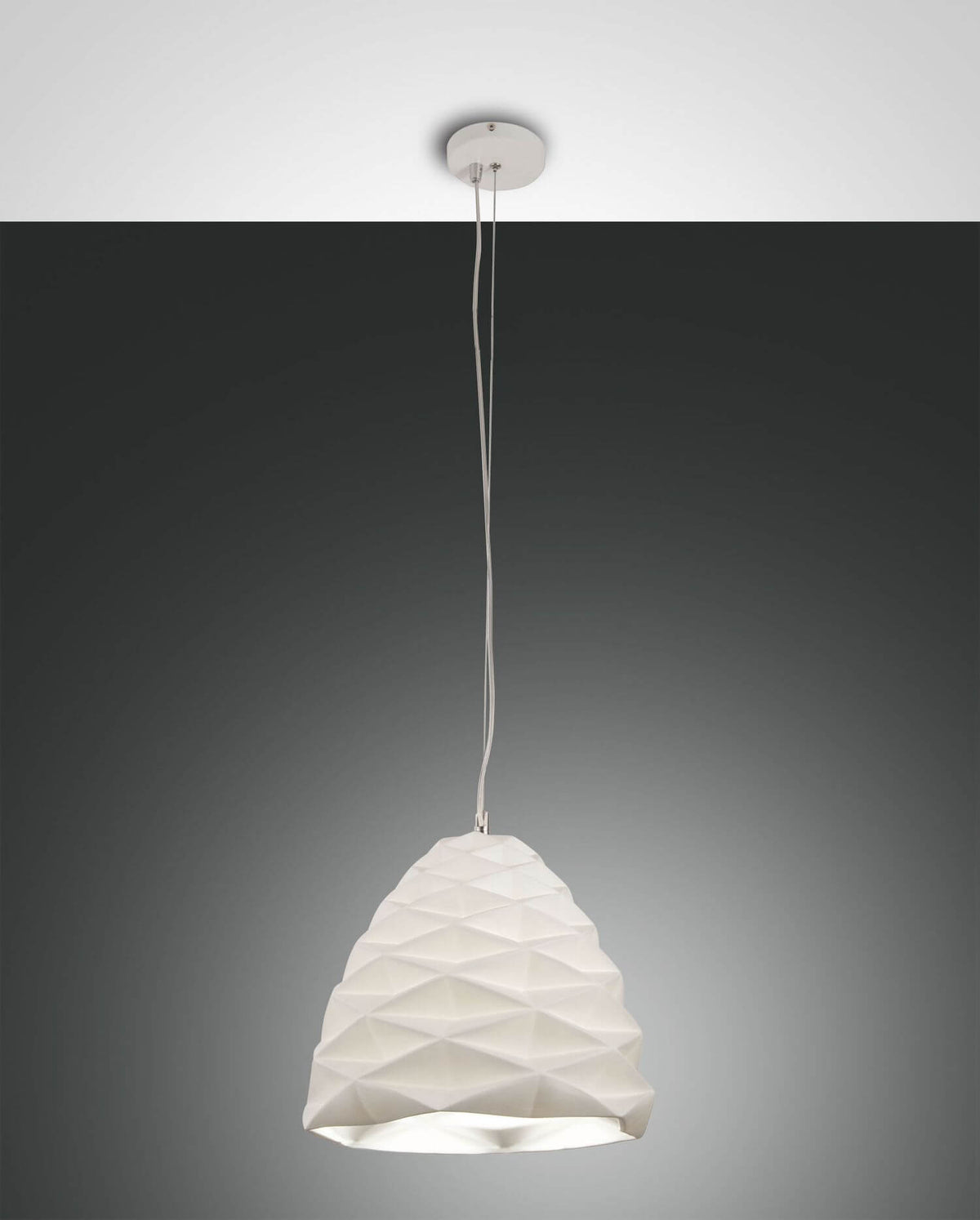 Suspension blanche au design géométrique facetté, photographiée de face sur fond gris.