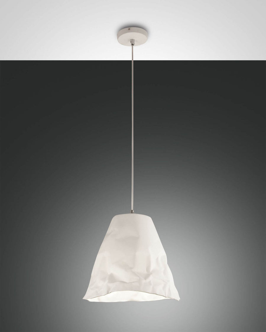 Suspension blanche à abat-jour froissé, vue de face sur fond gris dégradé