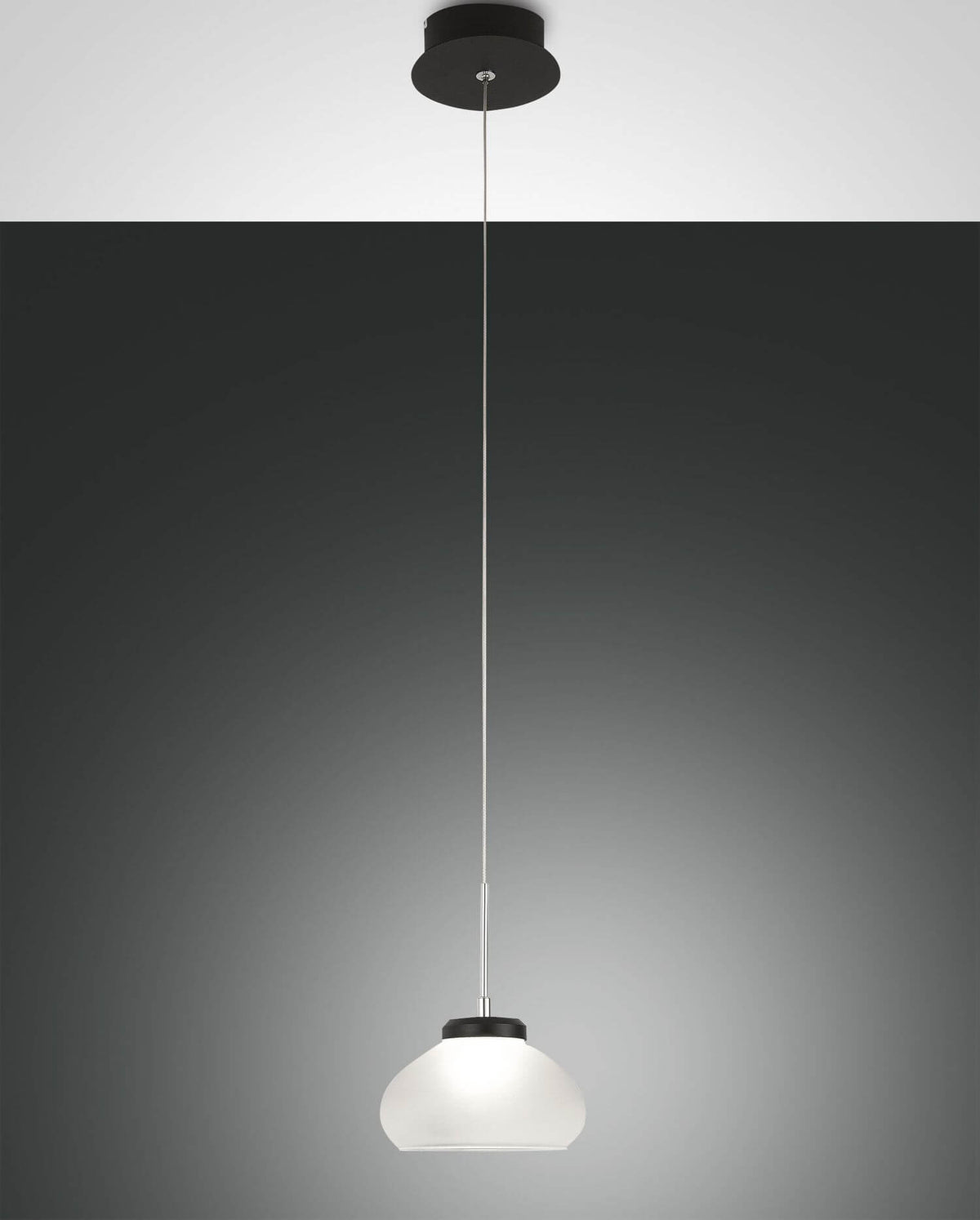 Suspension à verre blanc de face, câble fin et fixation noire sur fond sombre