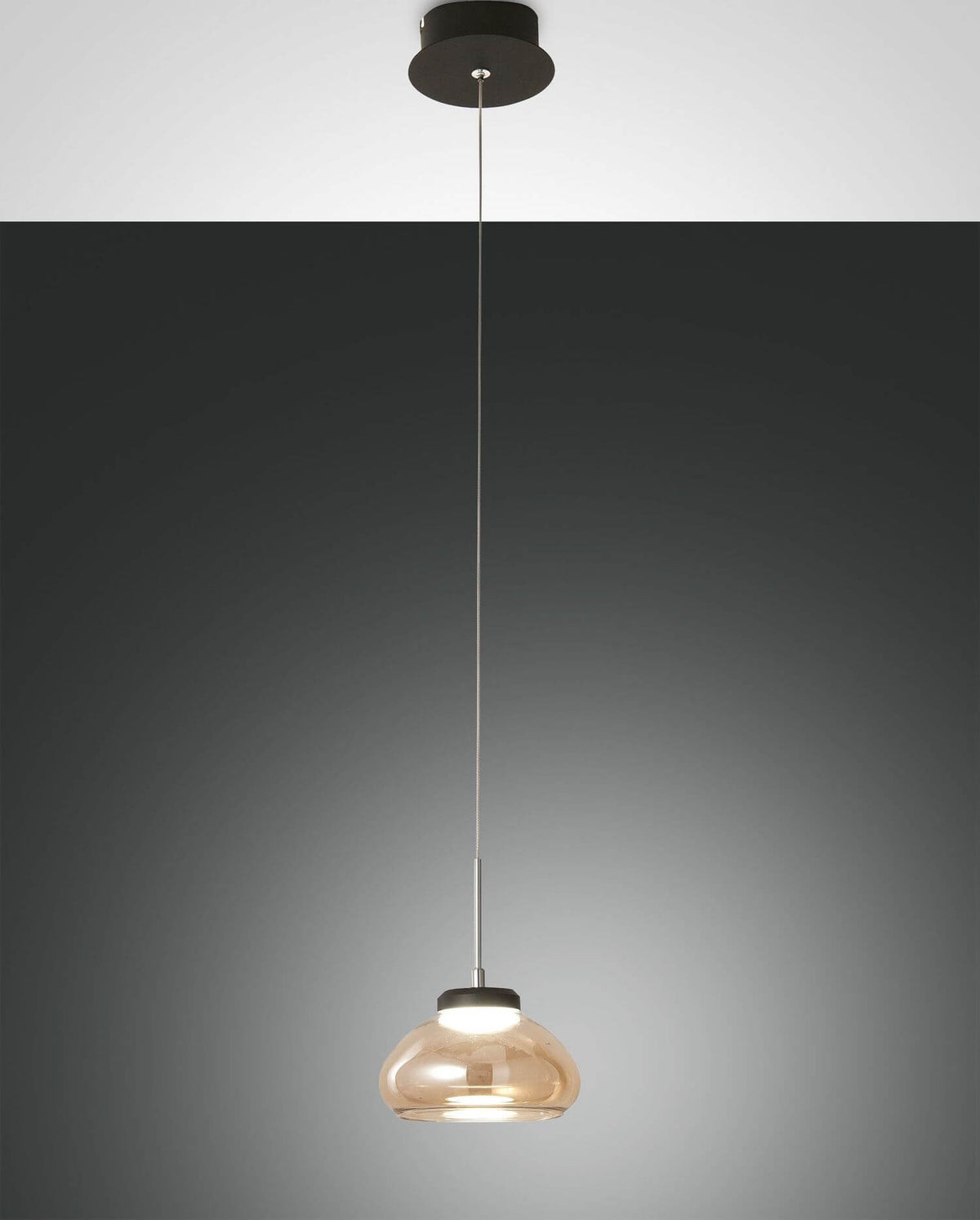Suspension ambrée de face sur fond gris dégradé, verre lumineux allumé