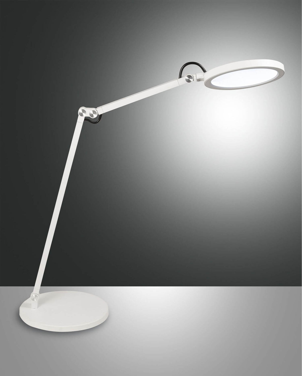Lampe blanche de face sur fond dégradé, bras articulé et tête ronde allumée