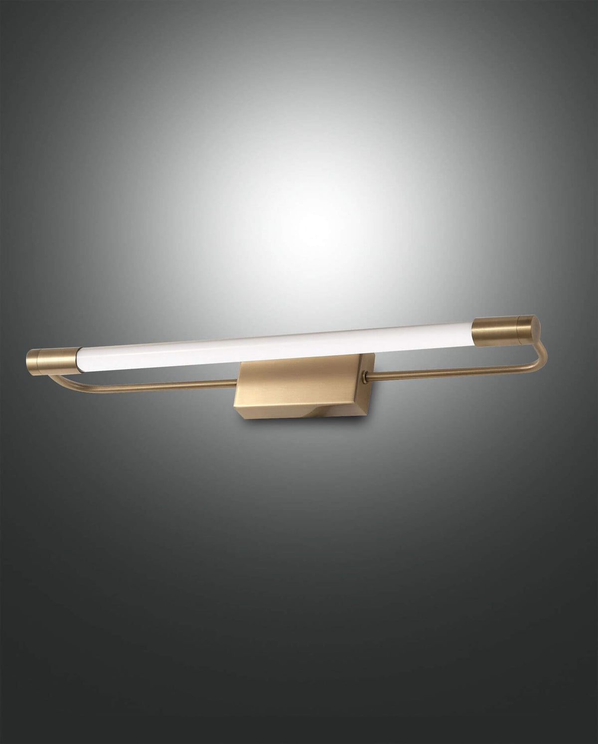 Applique murale en laiton avec long tube diffusant blanc, vue de face sur fond gris