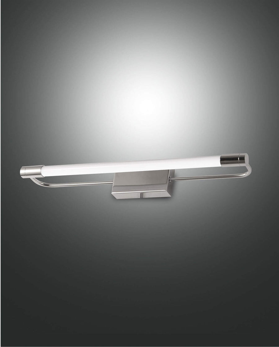 Applique murale chromée vue de face, tube LED horizontal allumé sur fond dégradé