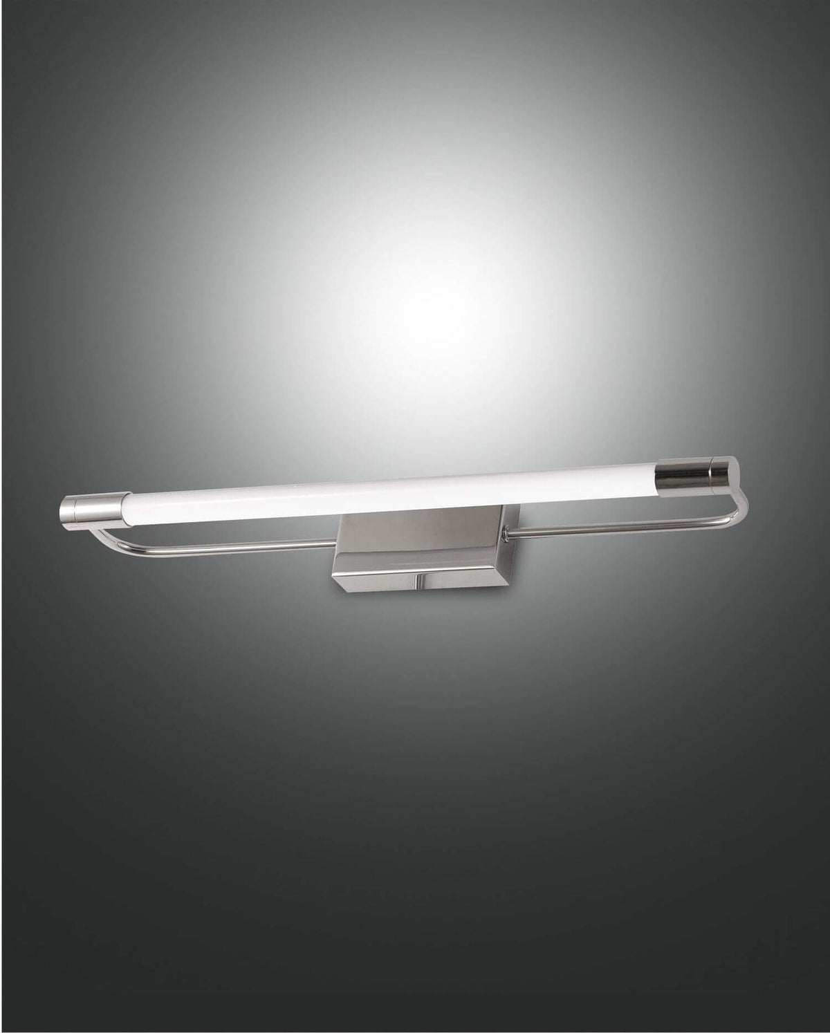 Applique murale chromée vue de face, tube LED horizontal allumé sur fond dégradé
