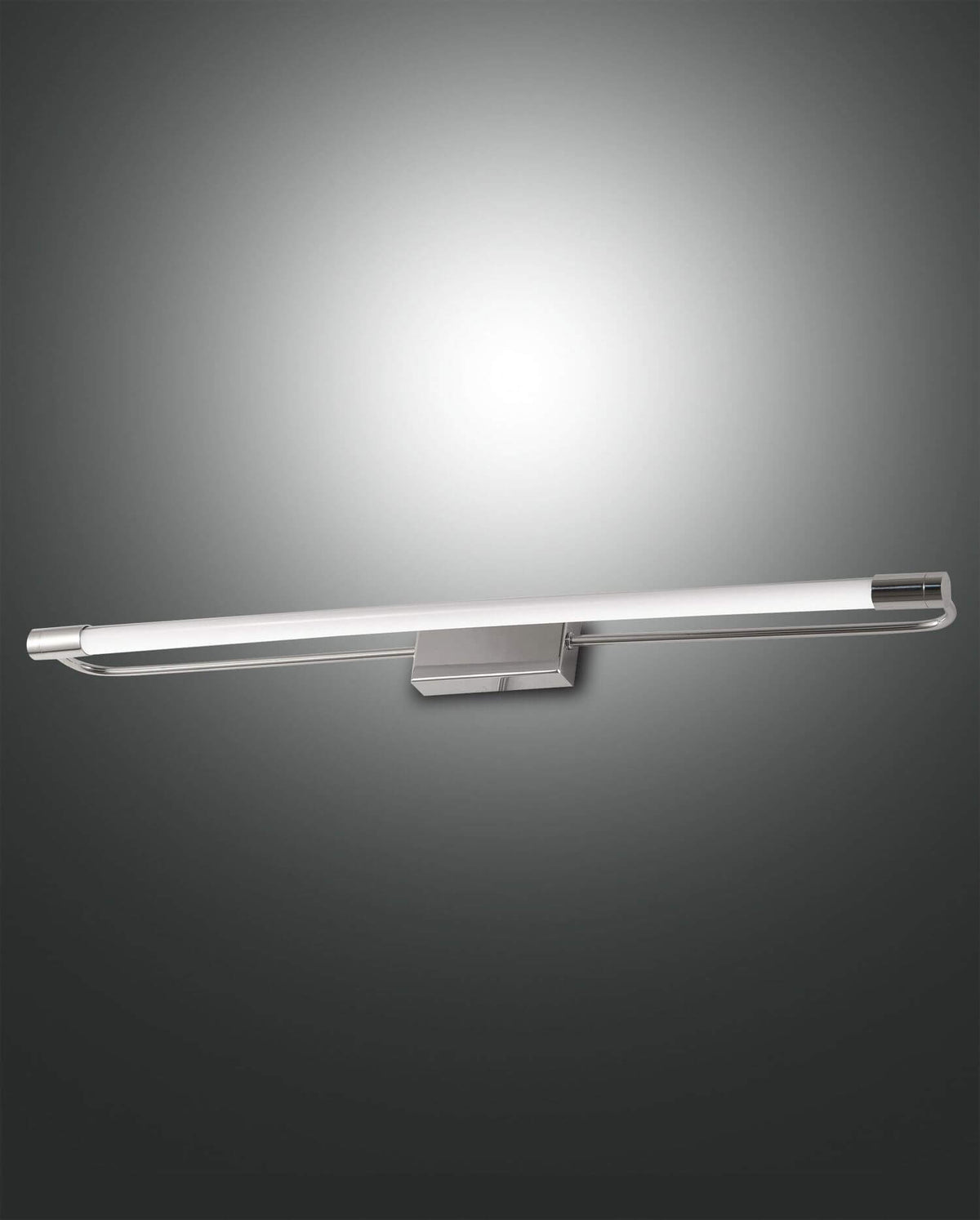 Applique murale chromée vue de face, long tube lumineux horizontal et support central carré