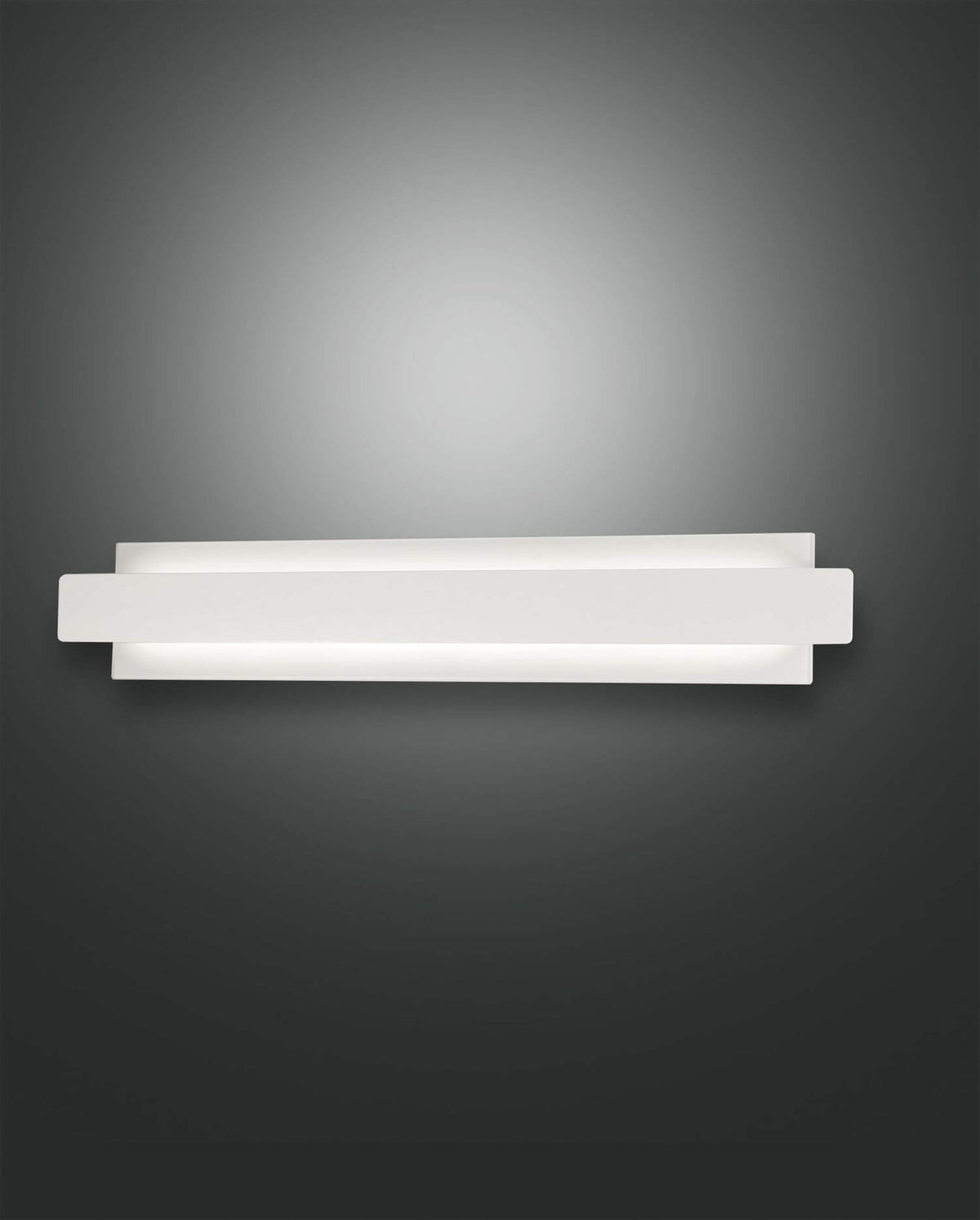Vue produit de face sur fond gris dégradé, applique murale blanche allumée seule