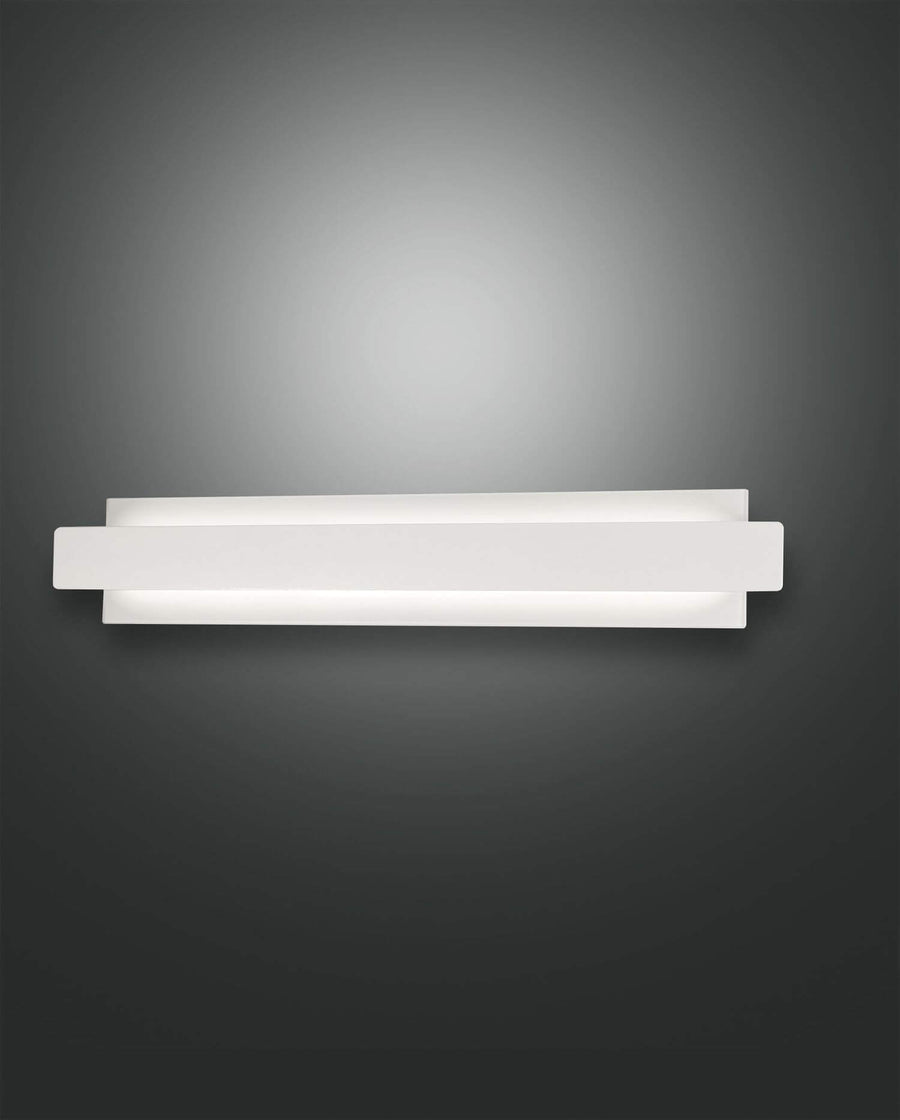 Vue produit de face sur fond gris dégradé, applique murale blanche allumée seule