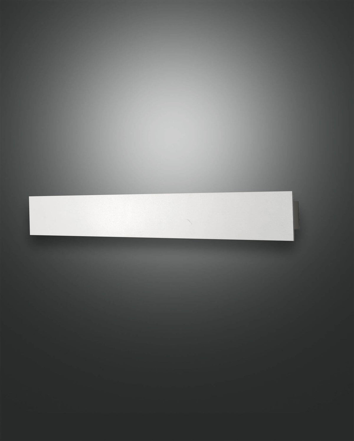 Applique murale blanche rectangulaire présentée de face sur fond sombre uniforme