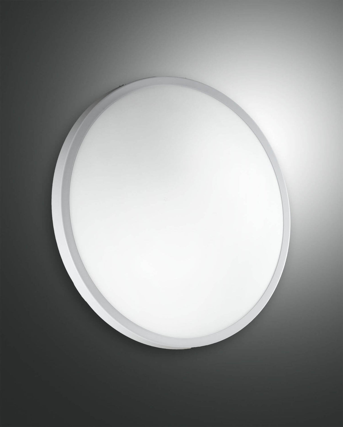 Plafonnier rond blanc allumé, vu de face sur un fond gris uni