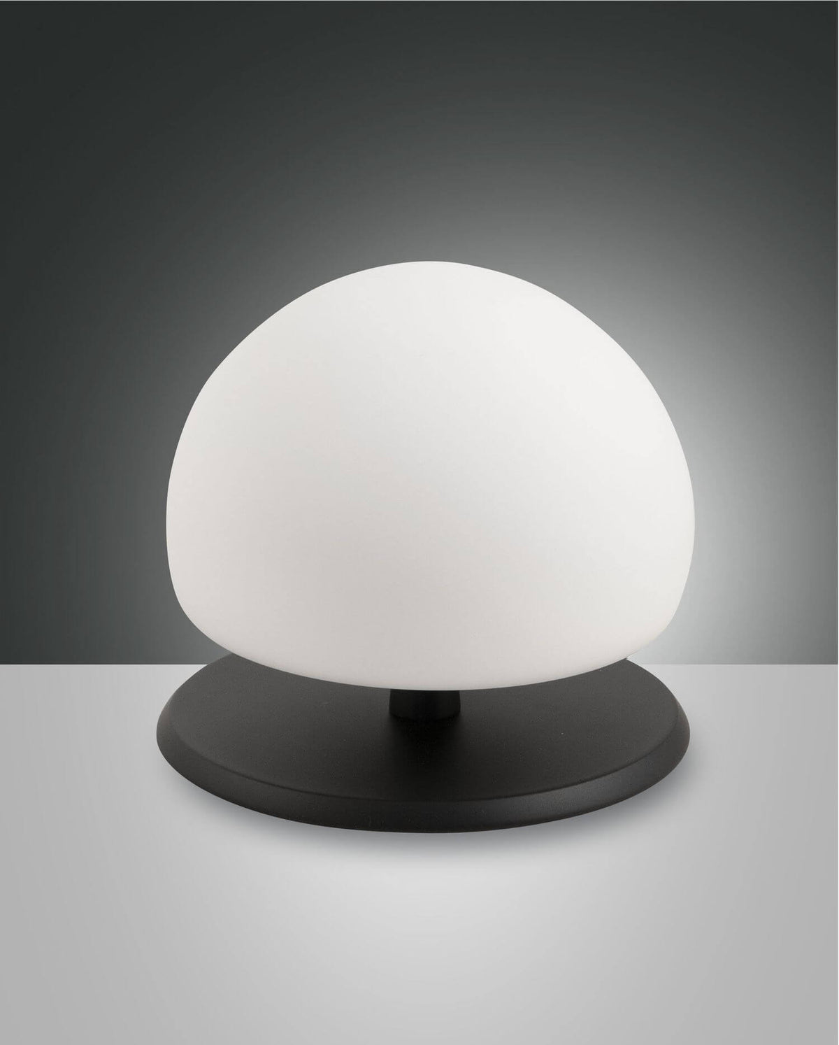 Lampe à poser noire avec diffuseur sphérique blanc, vue de face sur fond gris.