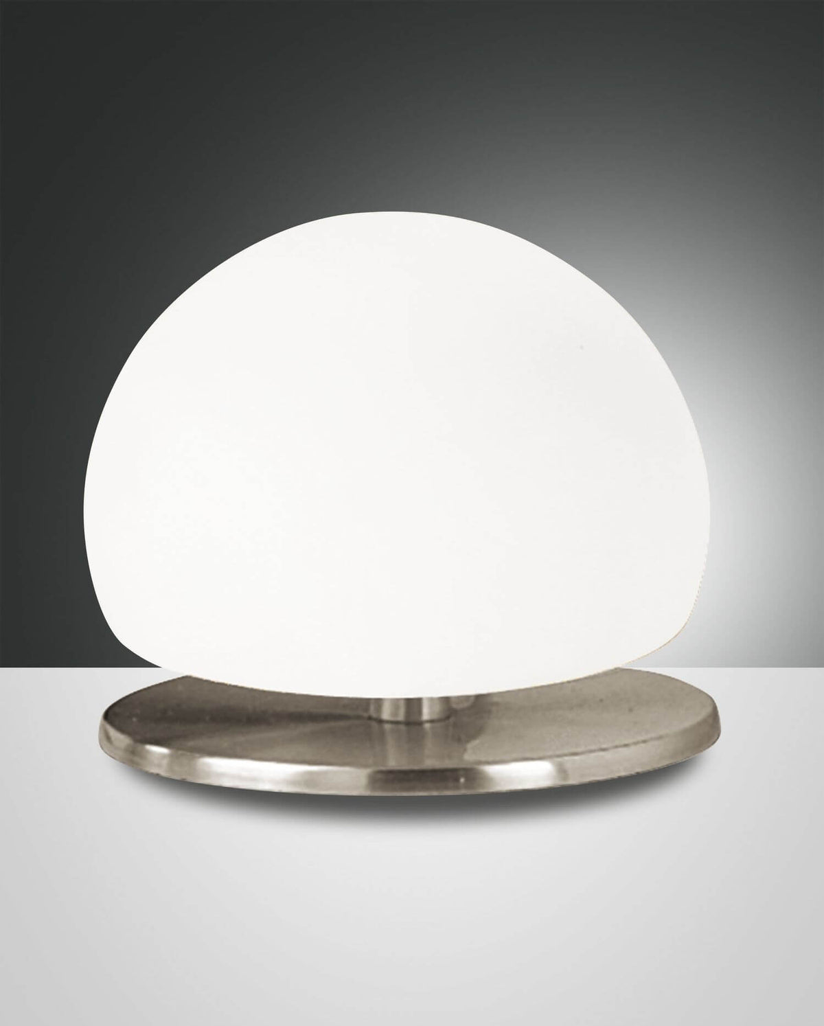 Lampe à poser de face, globe blanc opaque sur socle rond chromé, fond gris.