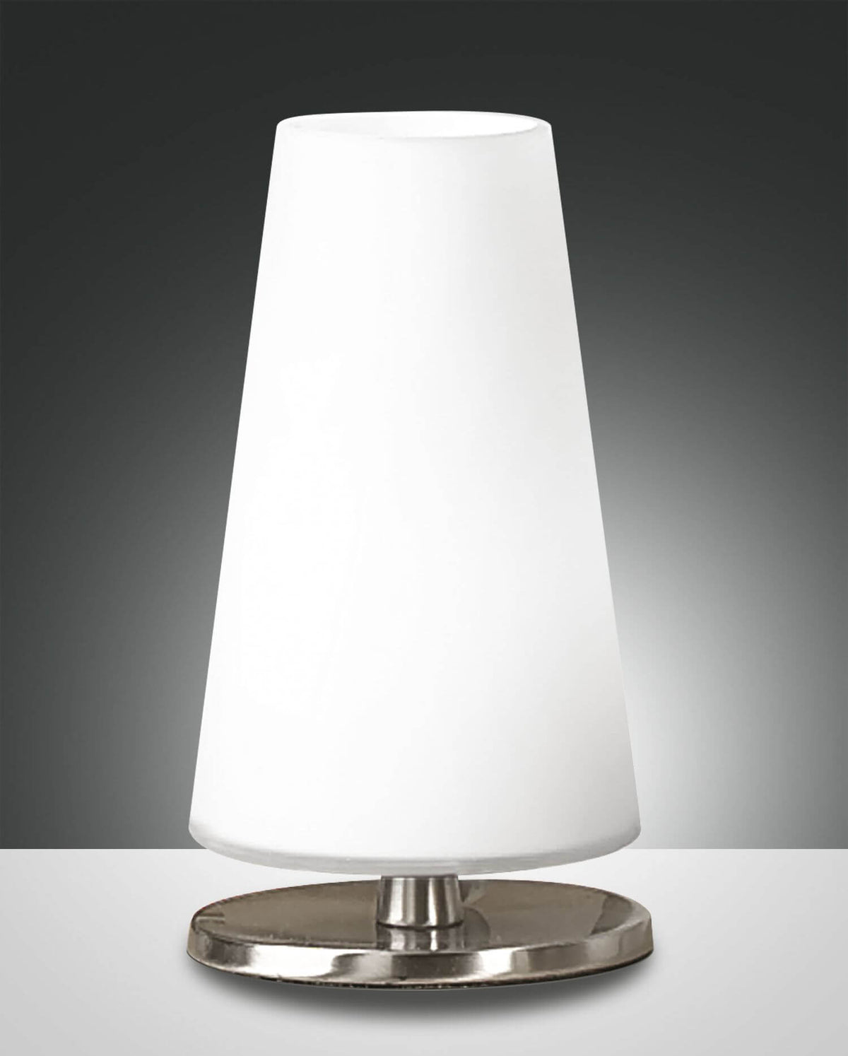 Lampe à poser de face, abat-jour conique blanc et socle rond chromé brillant