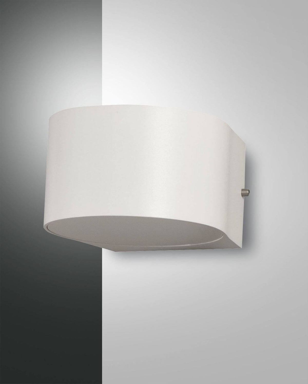 Applique murale blanche en demi-cylindre, vue de face sur fond gris clair