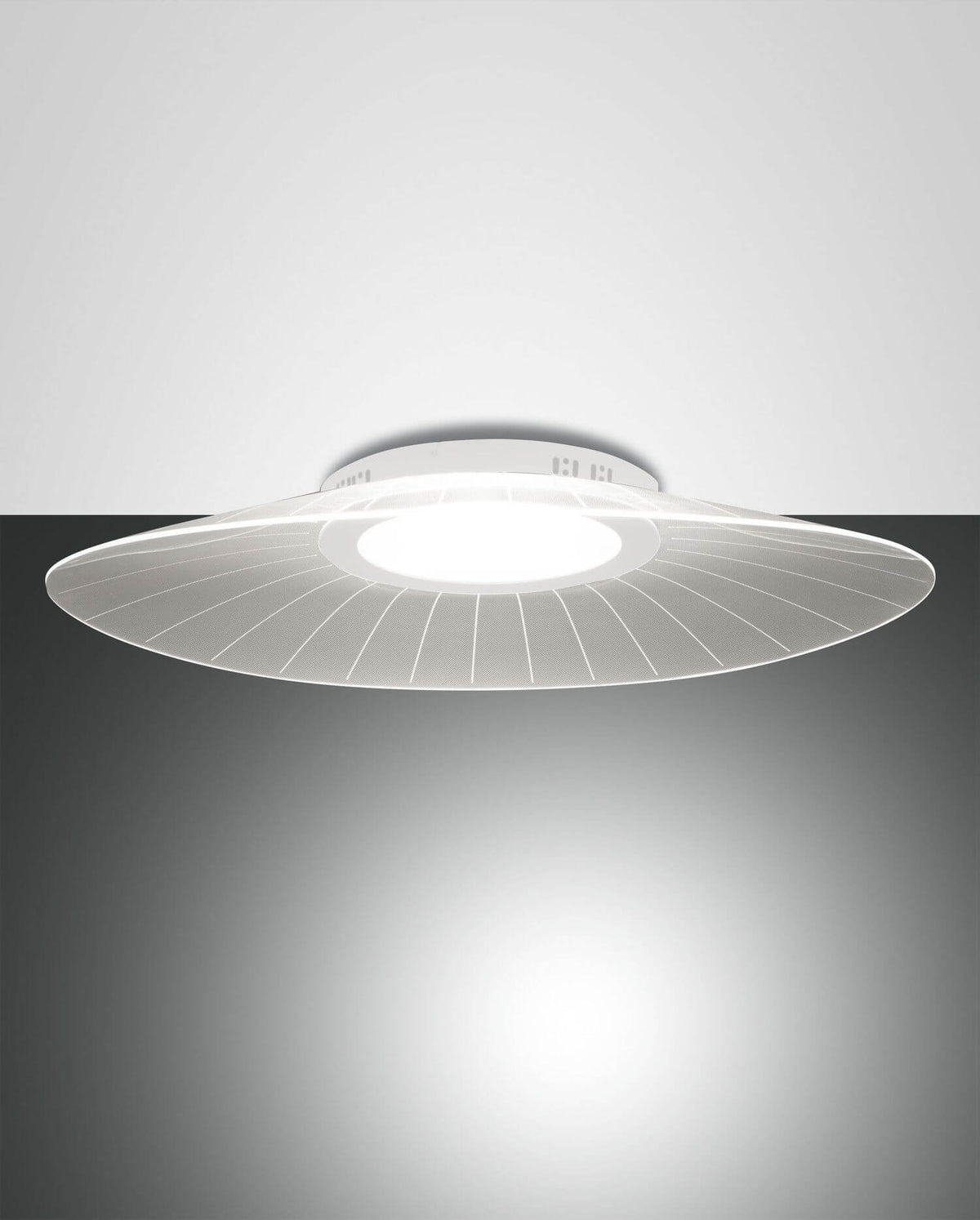 Plafonnier blanc vue de face, diffuseur central allumé sur fond sombre