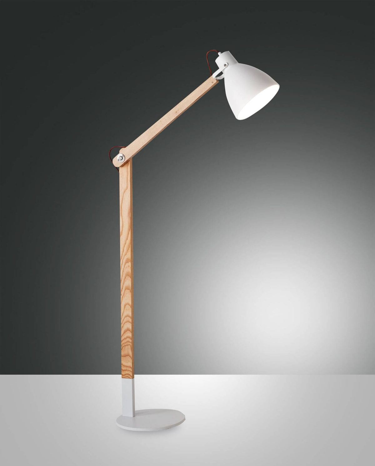 Vue de face de la lampe entière avec son bras articulé en bois clair