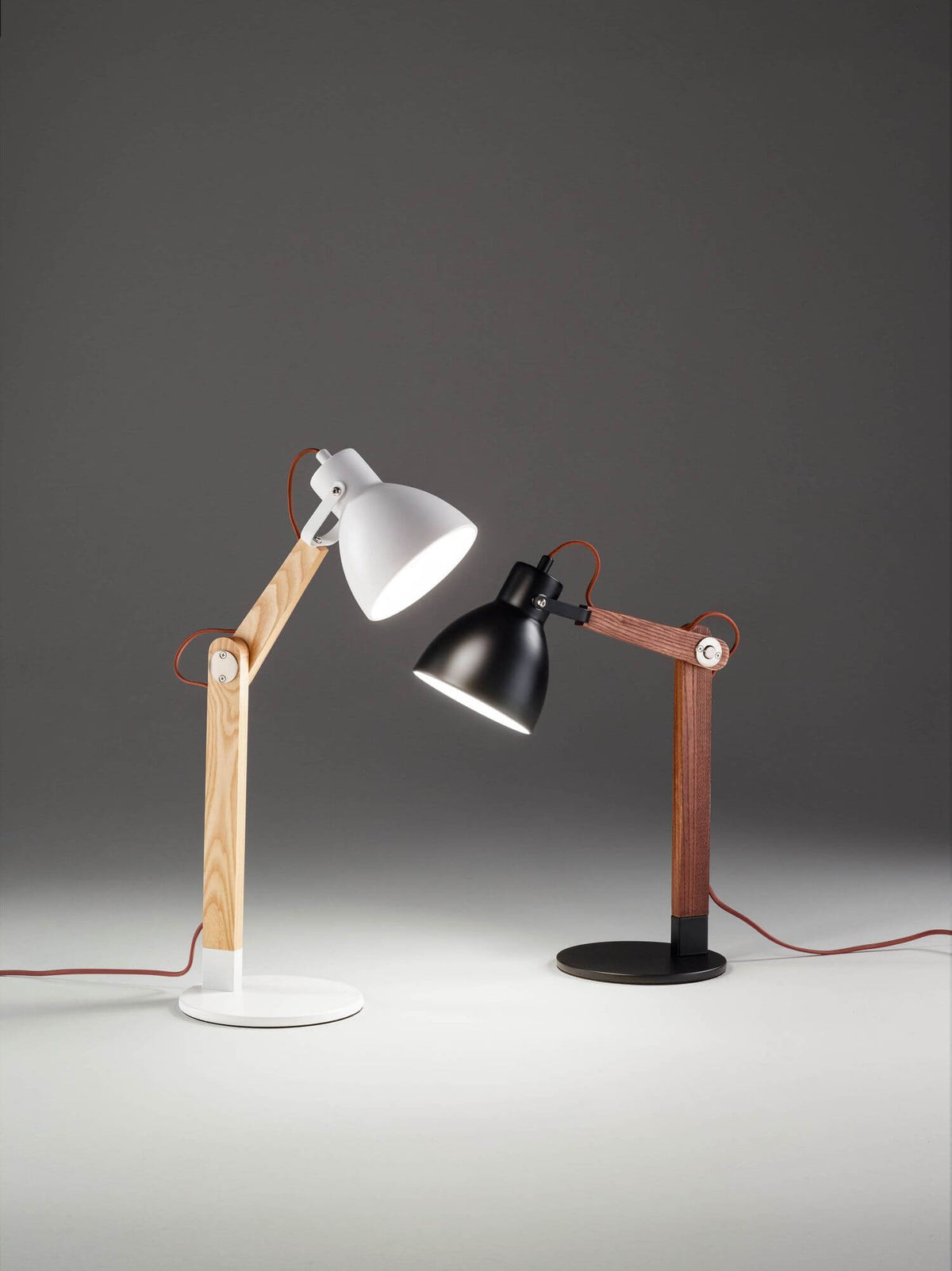 Deux lampes identiques, versions noire et blanche, présentées côte à côte