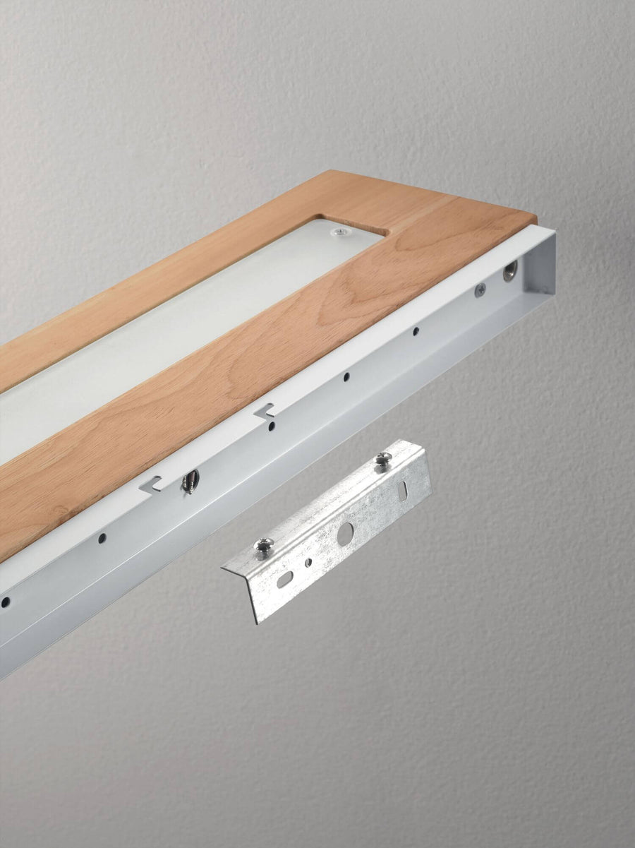 Détail du profilé blanc, du cadre bois et du support métallique de fixation