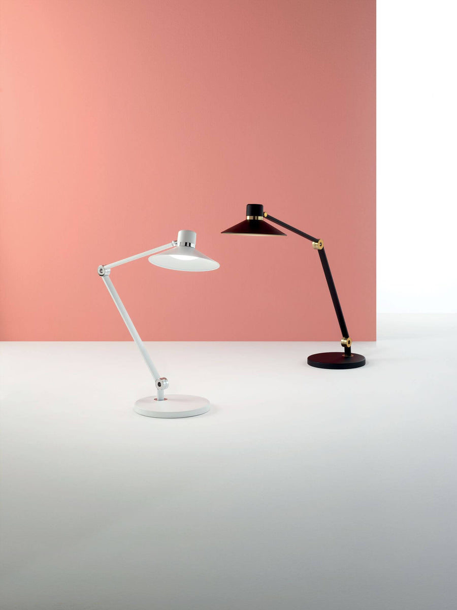 Deux lampes à poser comparées, finition blanche et version noire, fond rose