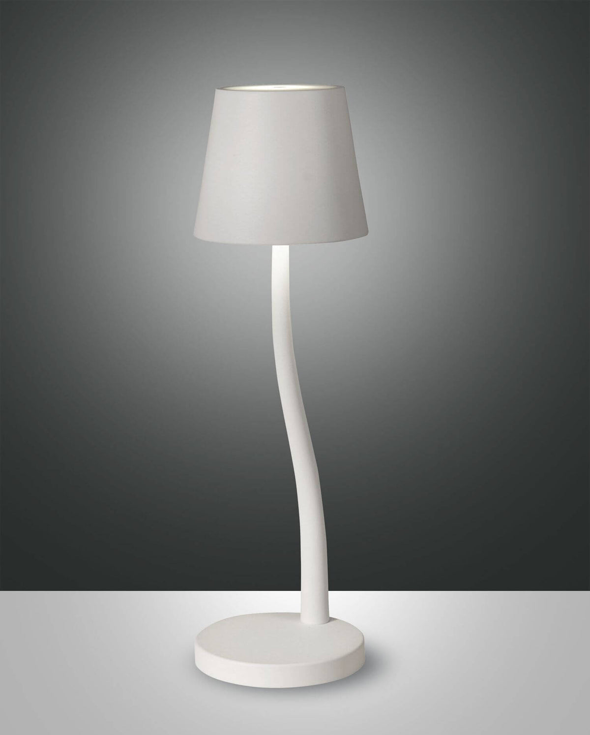 Lampe blanche de face sur fond gris, abat-jour conique et pied incurvé