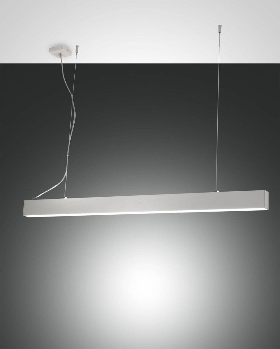 Suspension linéaire blanche vue de face, éclairant un fond gris dégradé