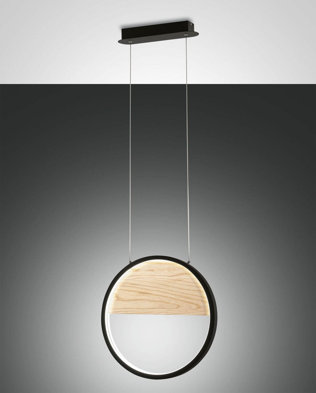 Vue de face du luminaire sur fond gris, anneau noir et demi-disque en bois clair.