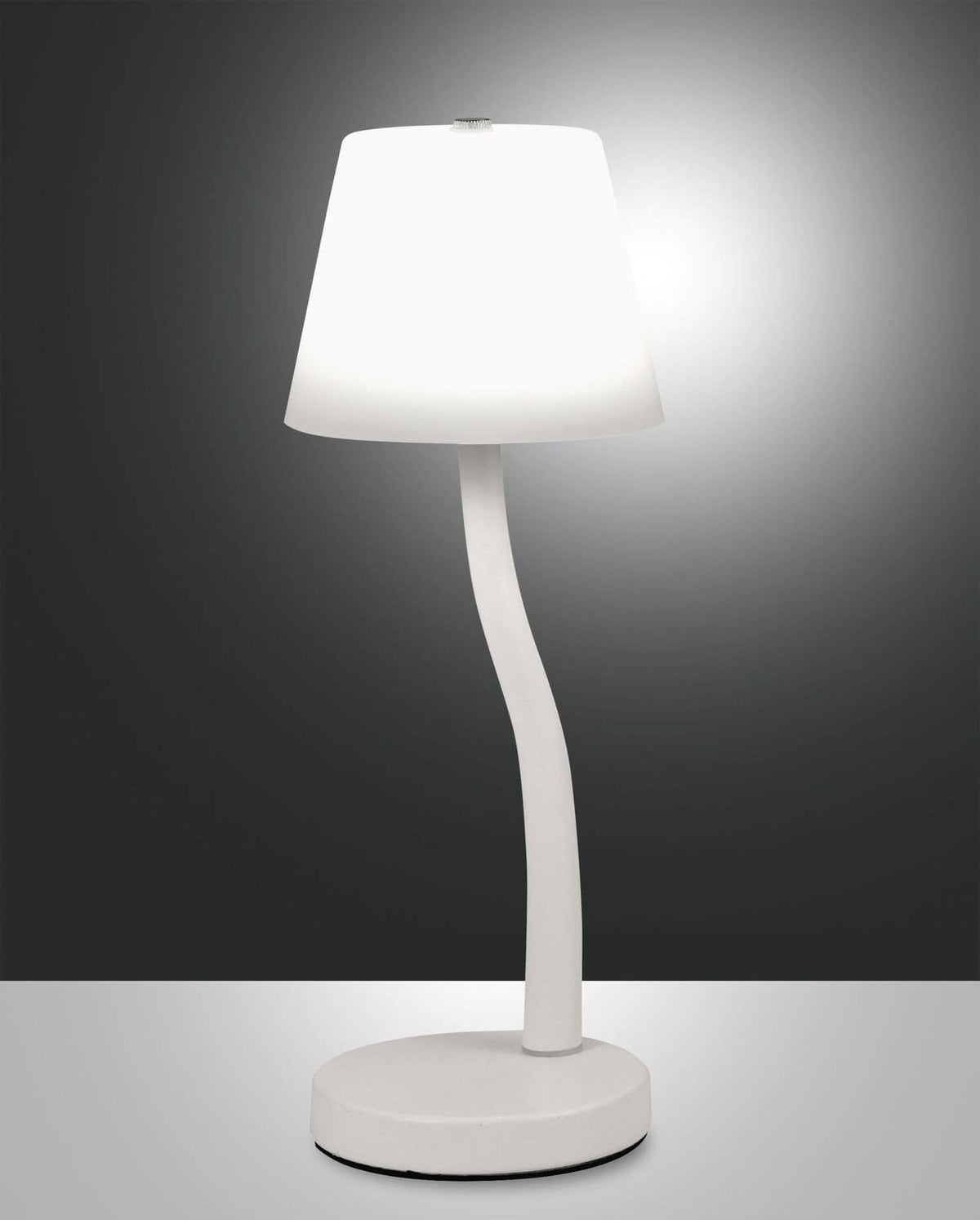 Lampe à poser blanche de face, abat-jour conique allumé sur fond gris dégradé