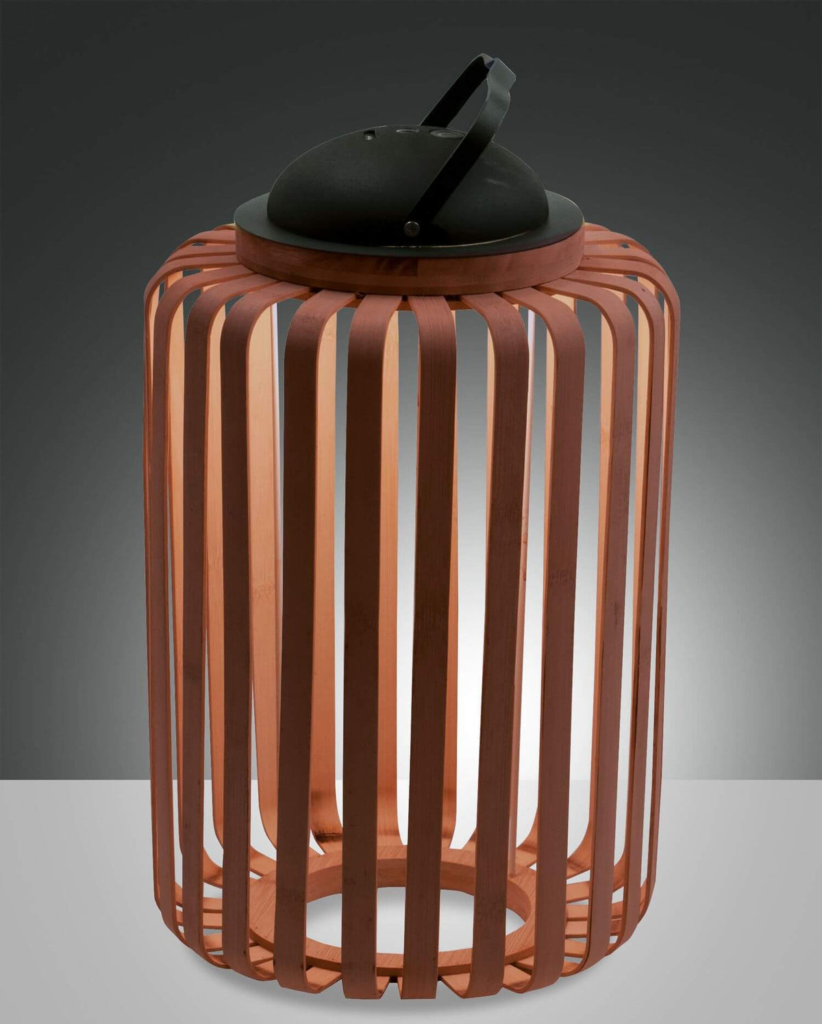 Luminaire extérieur en bois foncé de face, structure à lattes cylindriques et anse noire