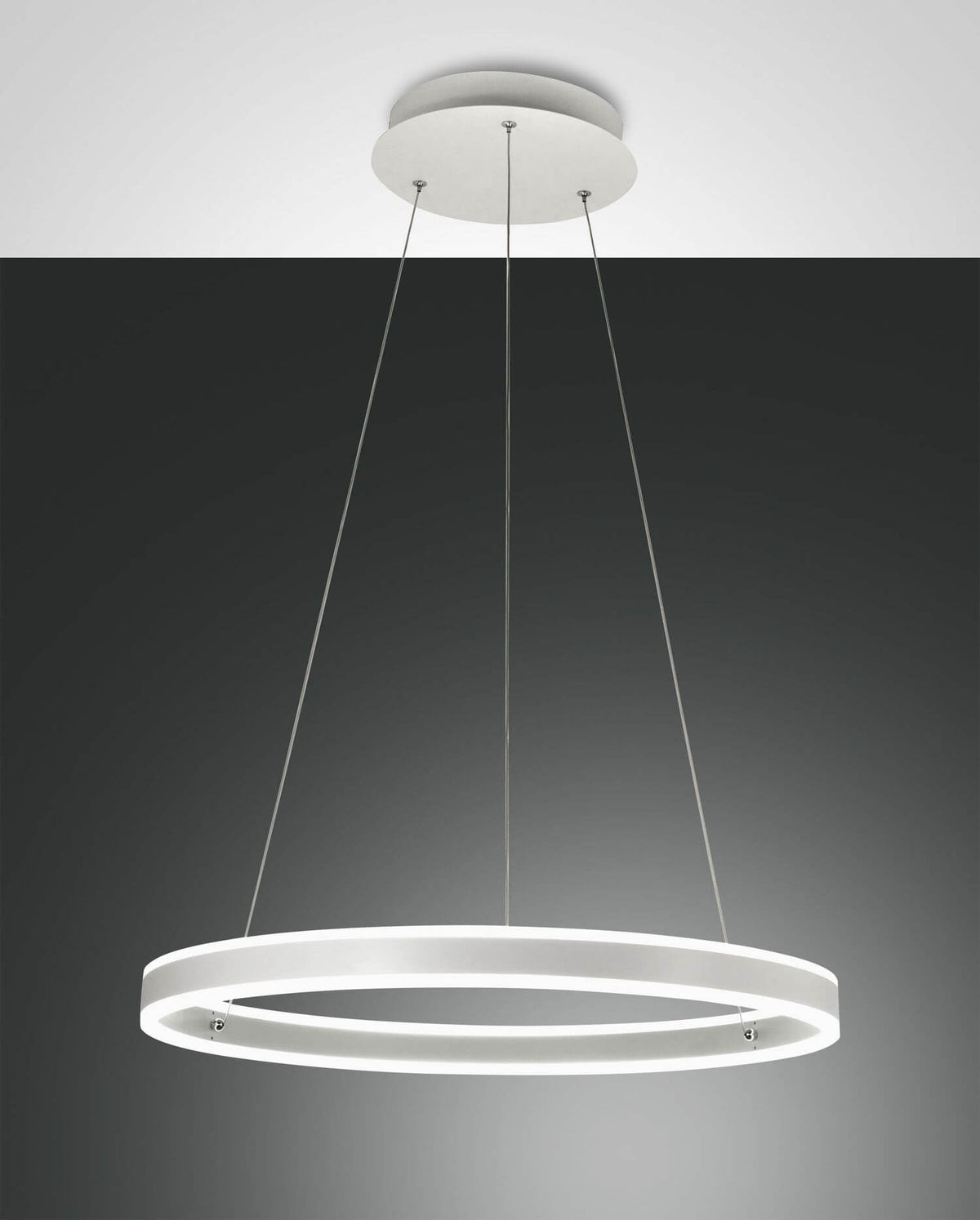 Vue de face du luminaire suspendu, anneau blanc lumineux sur fond gris anthracite.
