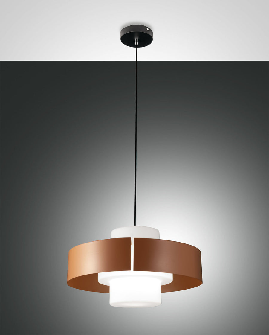 Suspension vue de face, diffuseur en verre opale et large bandeau métallique cuivré.