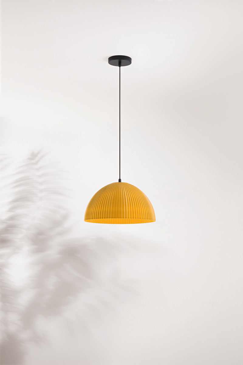 Vue rapprochée du luminaire jaune moutarde, ombres de feuillage en arrière-plan
