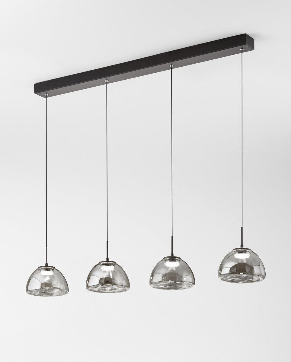 Suspension à quatre cloches de verre fumé alignées sur un rail noir
