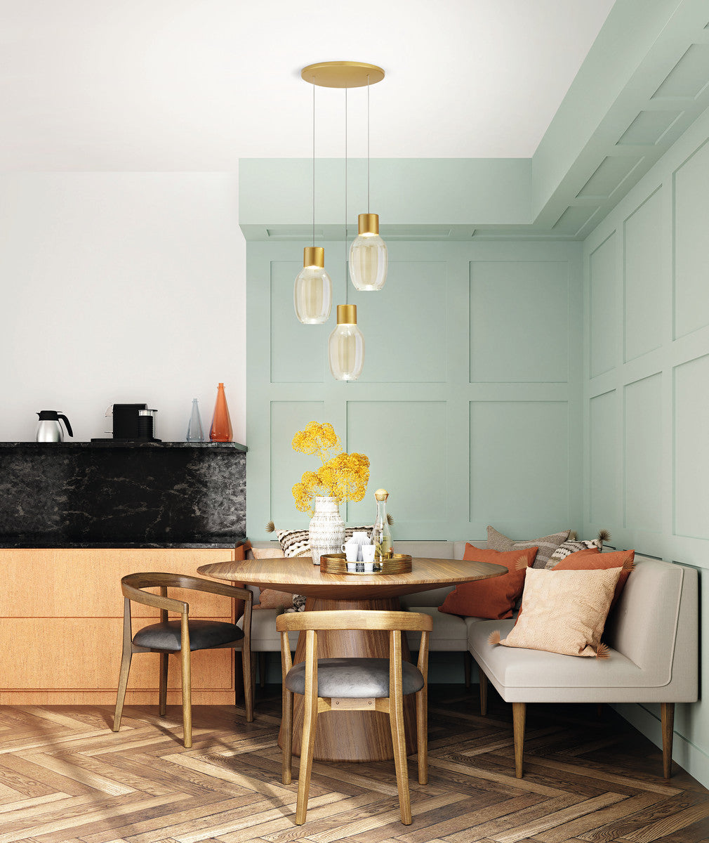 Mise en ambiance au-dessus d'une table ronde dans une salle à manger aux boiseries vertes
