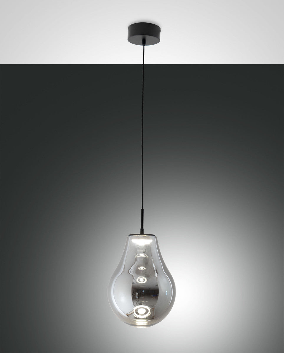Suspension en verre transparent en forme de goutte, suspendue, vue de face sur fond gris.