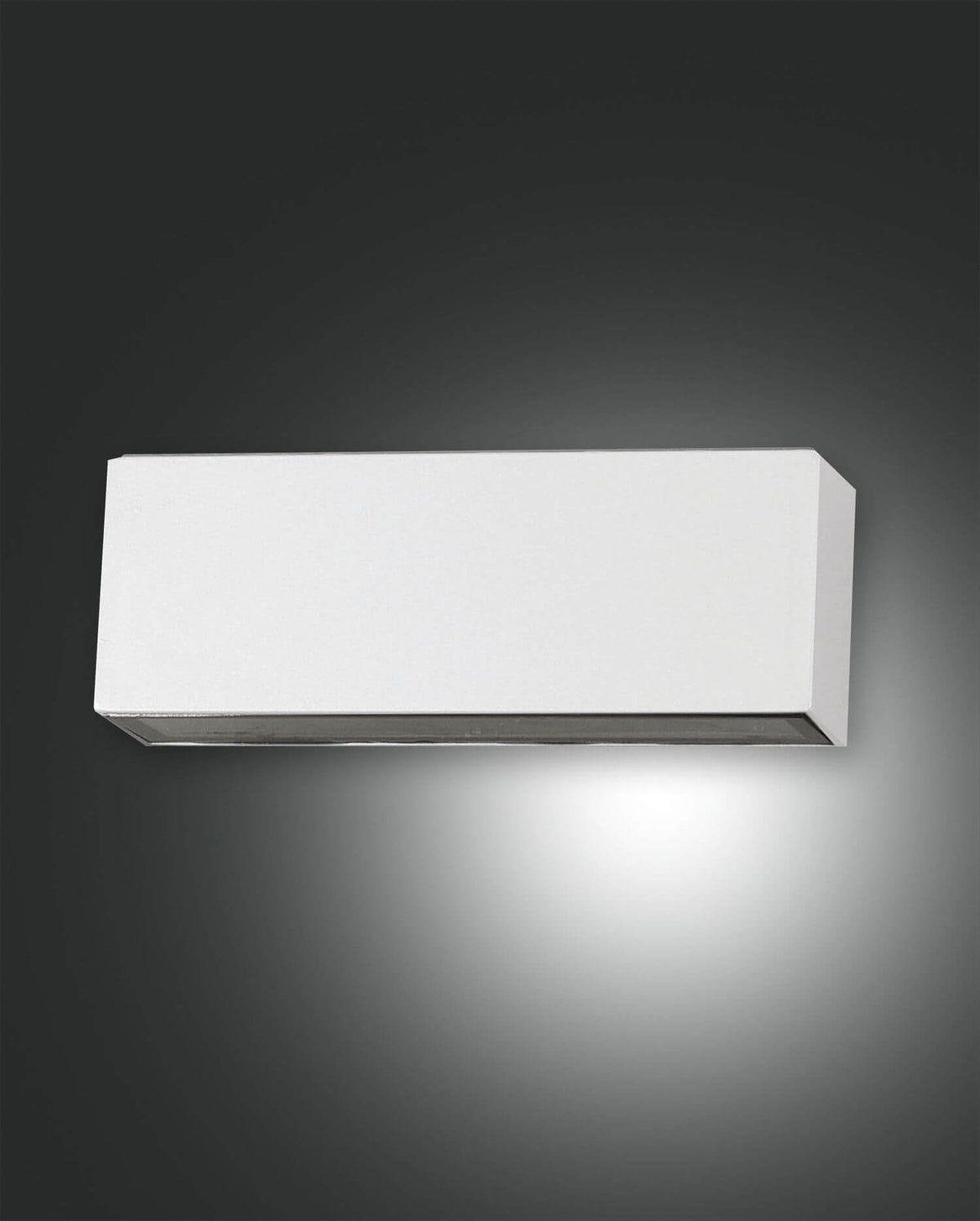 Applique murale blanche rectangulaire vue de face sur fond sombre, halo lumineux vers le bas