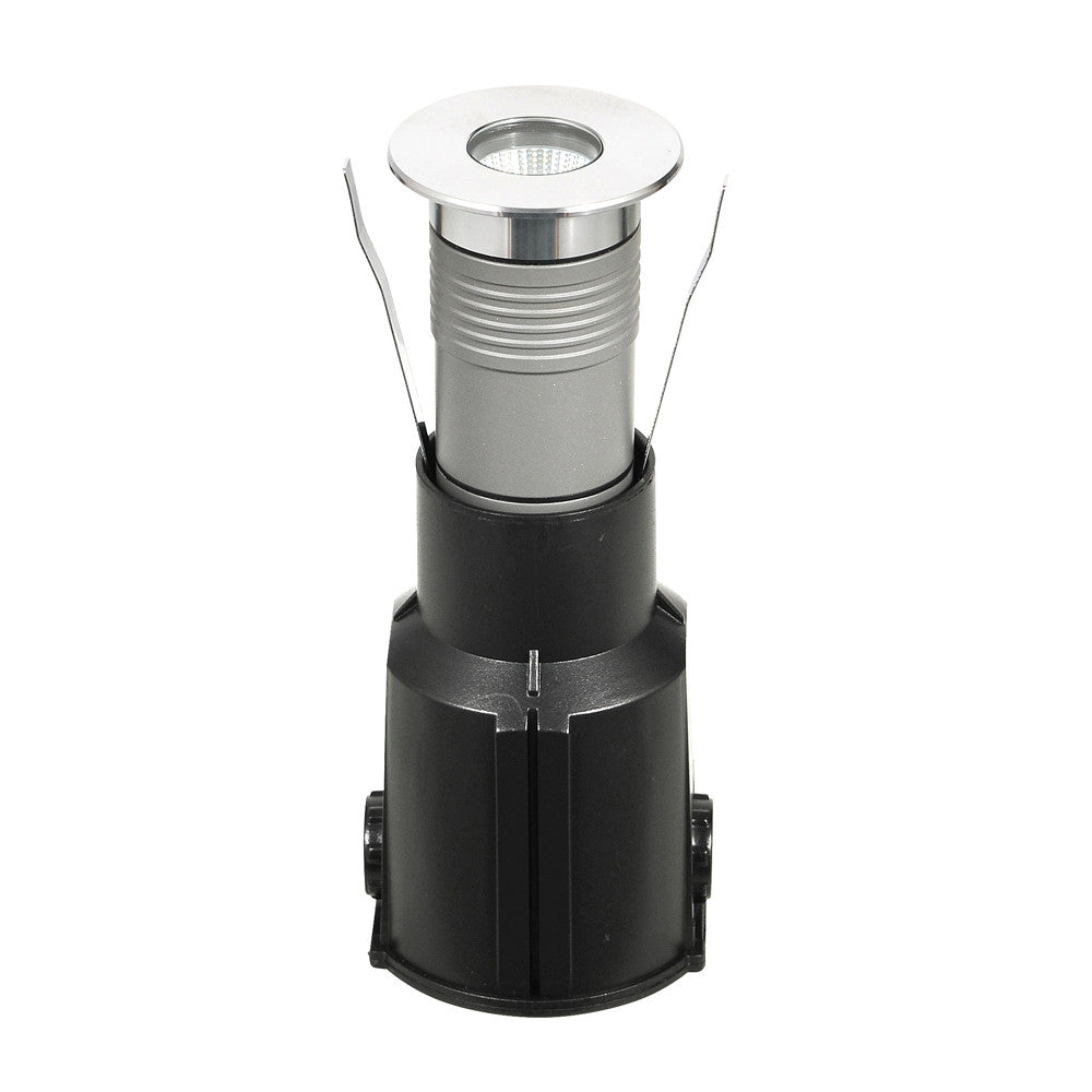 Spot encastrable inox vu entier avec ses deux ressorts de fixation sur fond blanc