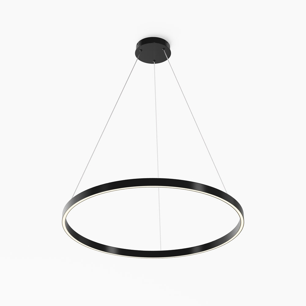 Vue d'ensemble de la suspension noire avec anneau et trois câbles.