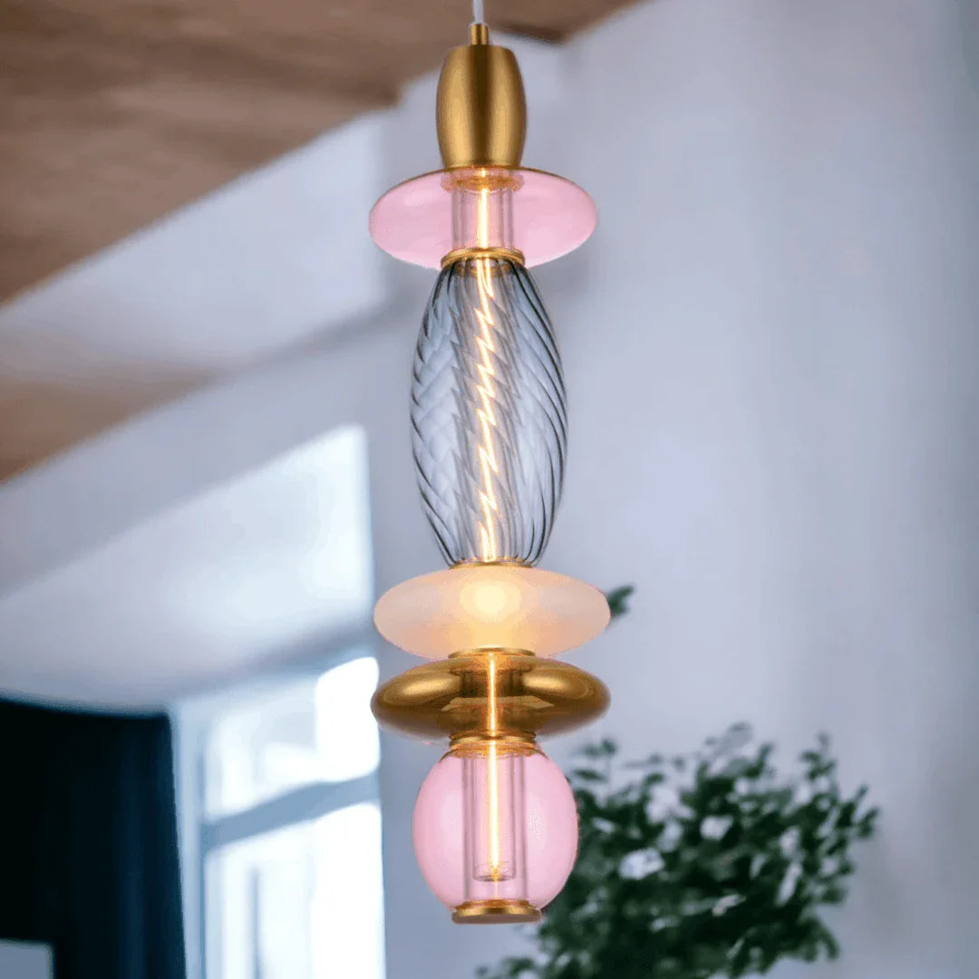 Suspension verticale en verre coloré vue de face dans un intérieur chaleureux